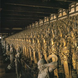 DSC_4683a Im Tempel wird hauptsächlich Bodhisattva Sahasrabhuja-arya-avalokitesvara oder die Tausendarmige Kannon verehrt. Ihre Statue wurde in der Kamakura-Zeit von...